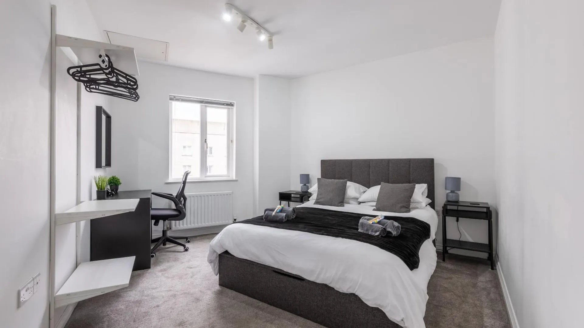 Elegant Belfast City Centre Apt Walk Everywhere 0*,  United Kingdom